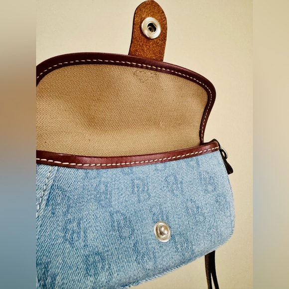❌SOLD ❌ Dooney & Bourke Denim Light Blue Logo DB Flap Wristlet Removable Strap - Picture 6 of 6